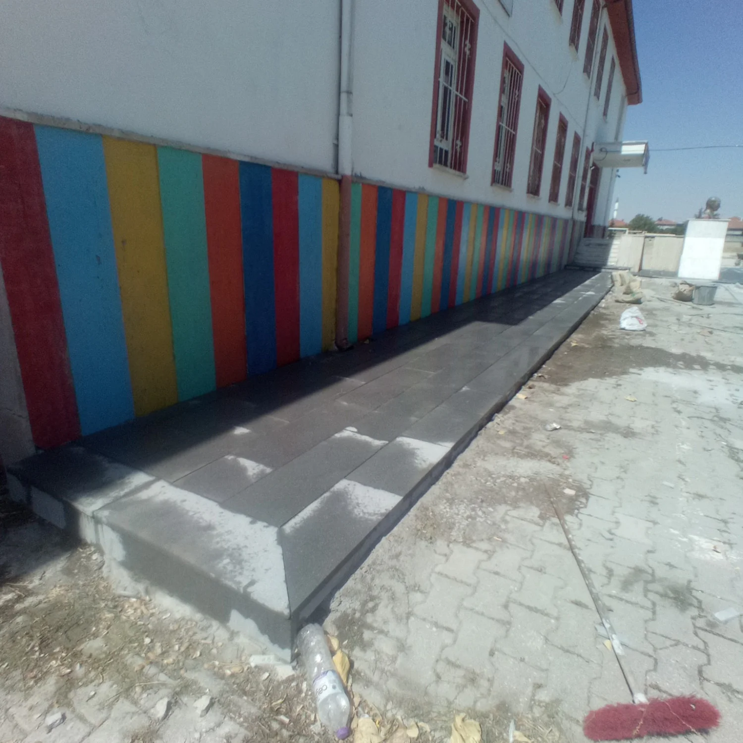 Kış şartlarında andezit taş döşeme uygulaması yapılan okul projesi