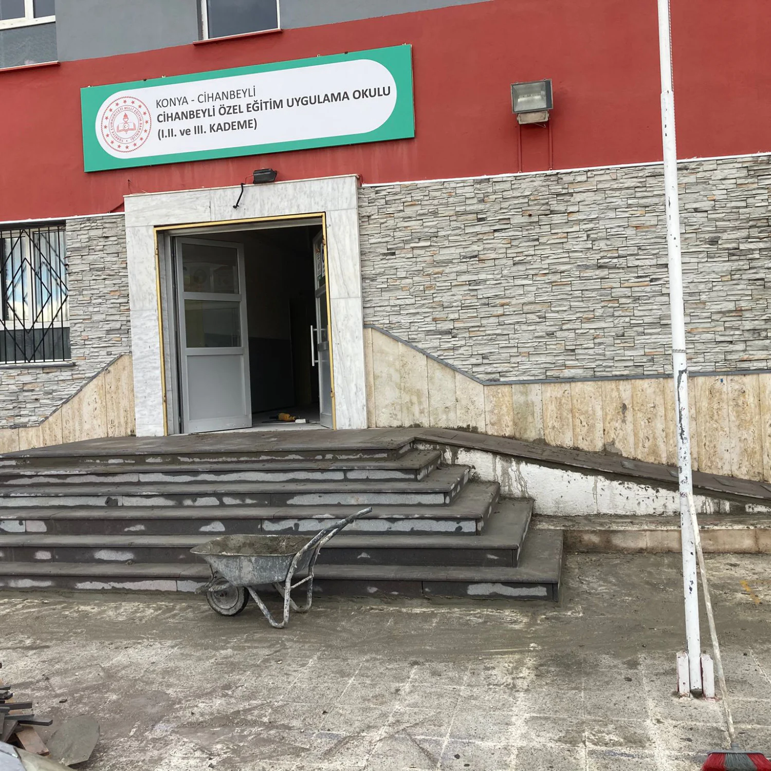 Konya Cihanbeyli Özel Eğitim Okulu andezit basamak ve çevre düzenleme uygulaması