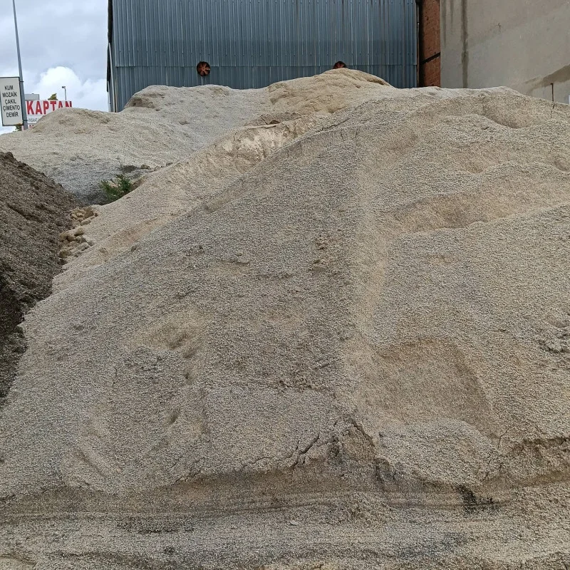 Kilit taşı yataklama kumu ve zemin kaplaması için dökme 0-4 mm taş tozu yığını