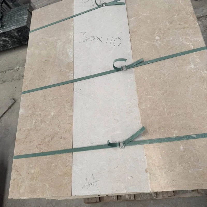 Lüks bir villanın giriş holü için özel olarak üretilmiş, 3 cm kalınlığında Bursa Açık Bej mermer basamak ve rıht uygulaması, detaylı köşe işçiliği.