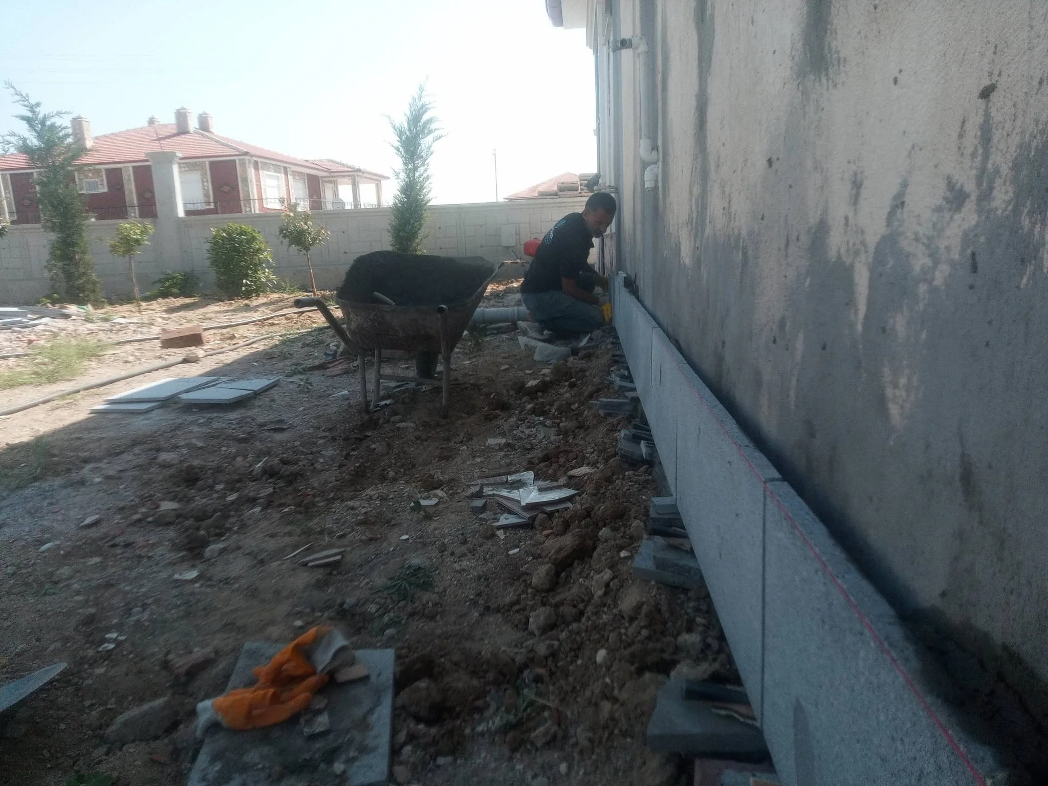 Andezit taş kaplama uygulamasında lazerli hizalama ve duvar dibi doğal taş kaplama çalışması