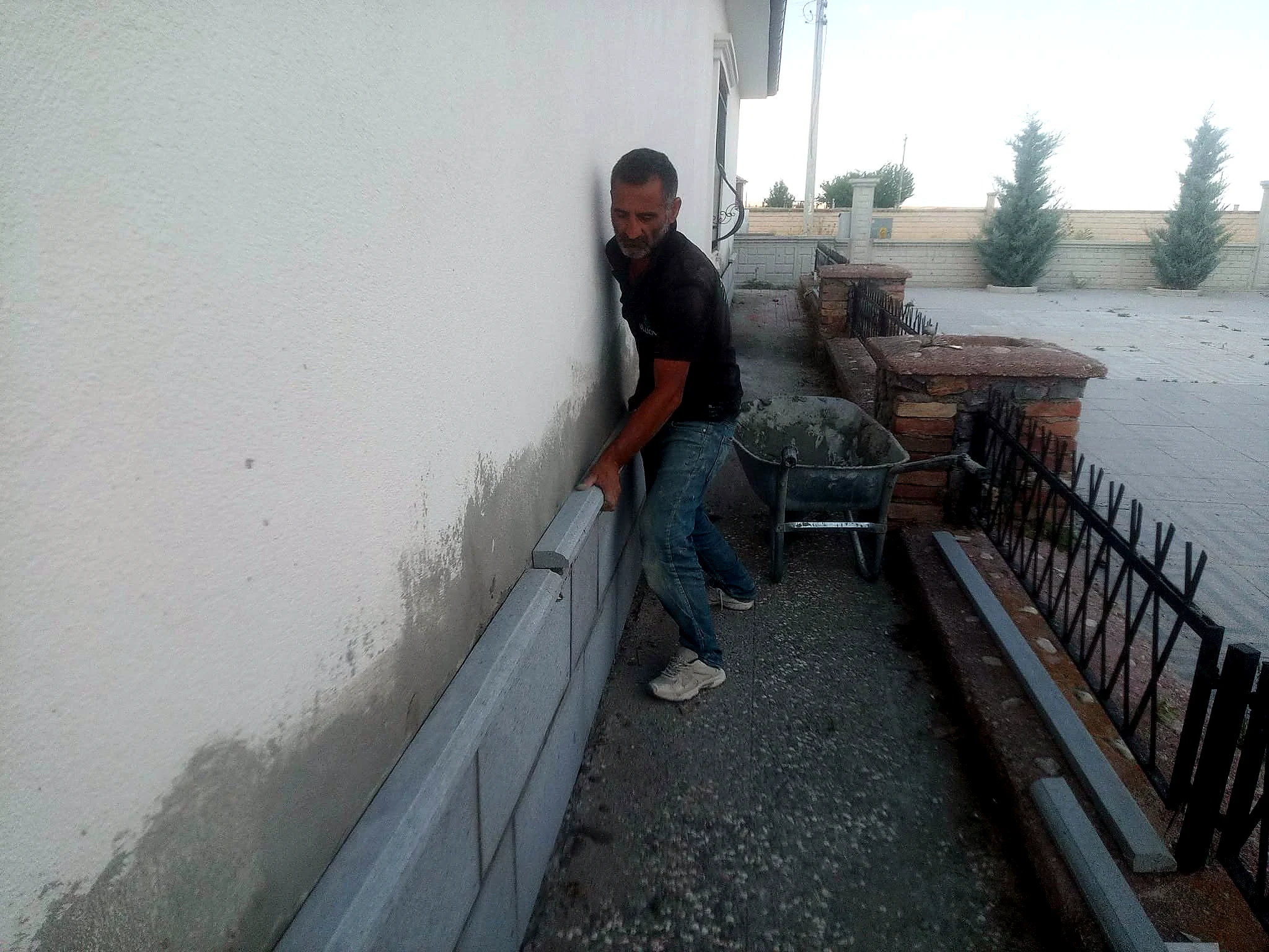 Bahçe peyzajında andezit taş limonluk ve doğal taş sınır uygulaması