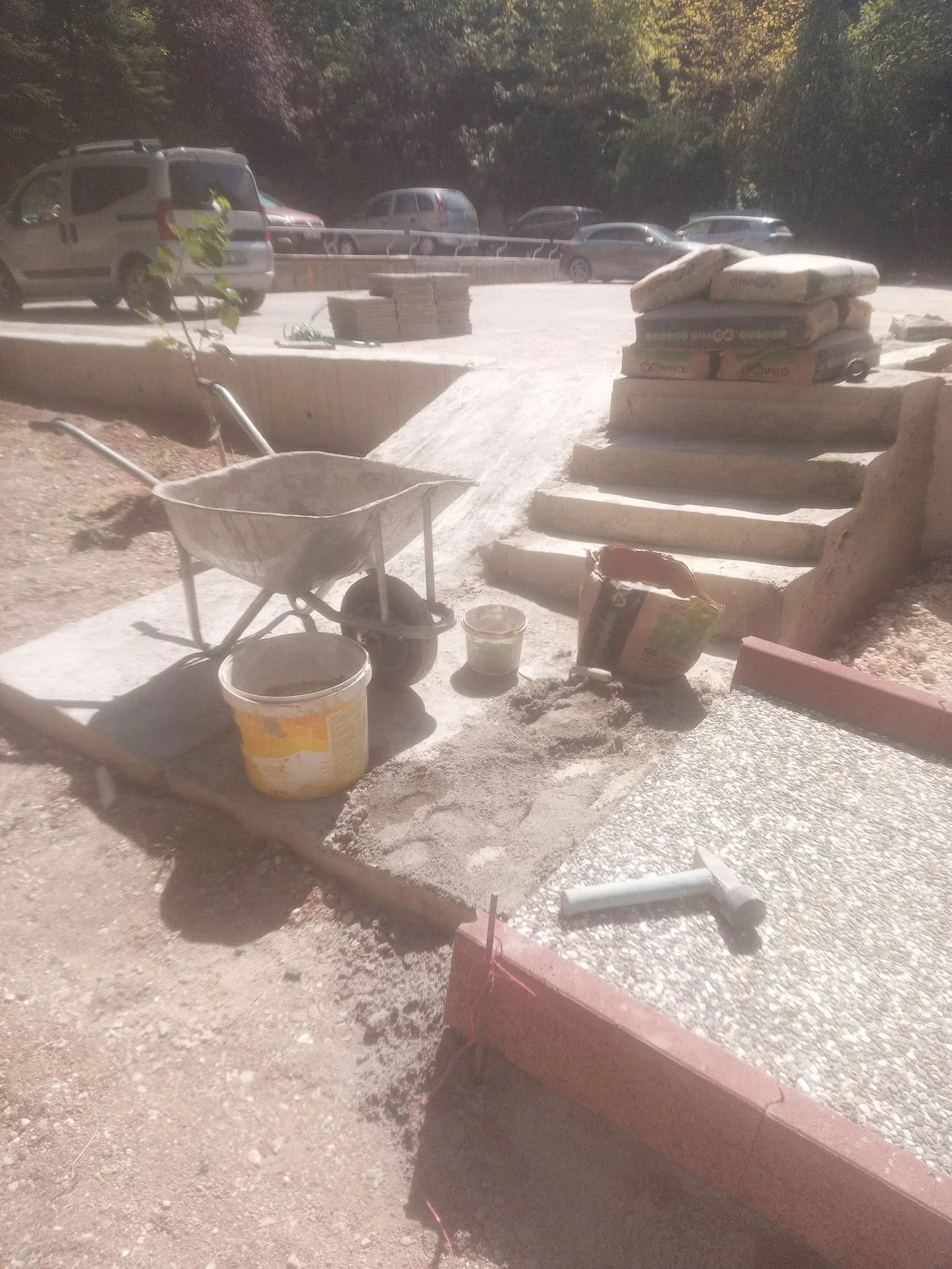 Kardelen Sitesi’nde 40x40 cm Waschbeton karo taşı öncesi zemin hazırlığı ve bahçe bordürü çalışması