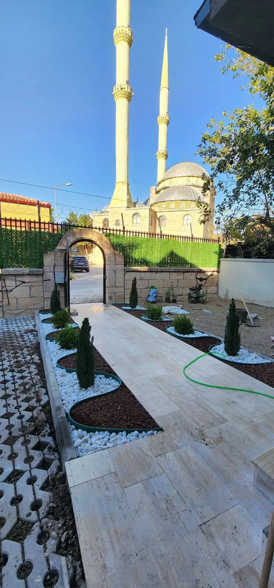 Pursaklar villa peyzaj projesi tamamlanmış bahçe ve çim taşı yürüyüş yolu