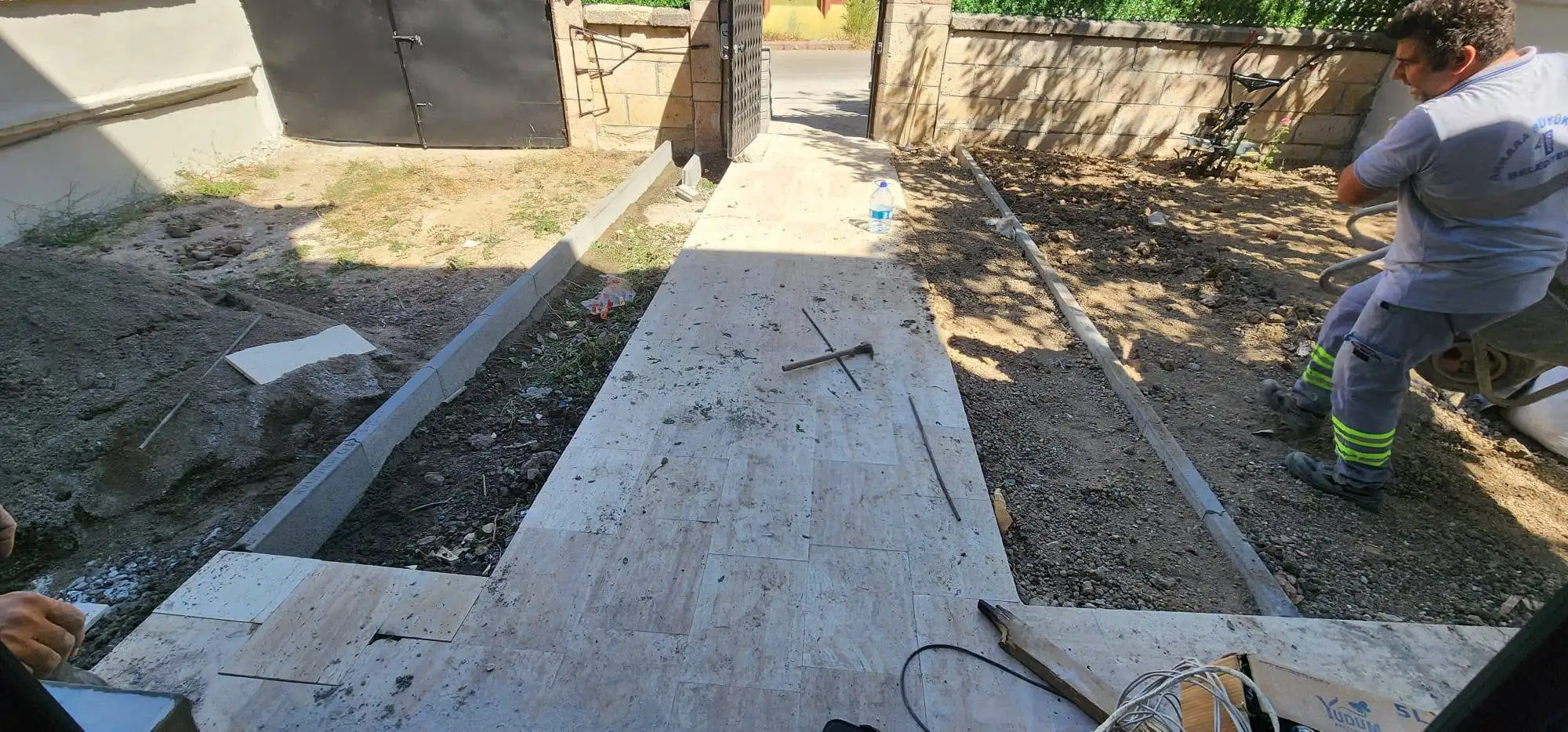 Pursaklar villa peyzaj projesinde traverten uygulaması ve kot alma çalışması